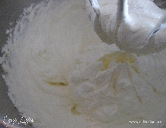 Заливаем желатин  молоком, отставляем в сторону на 30мин. В миксере взбиваем 500 мл сливок с сахаром и пудингом.