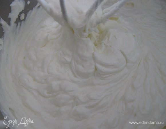 Затем добавляем творожную массу и хорошенько перемешиваем( я перемешивала в миксере на низкой скорости).