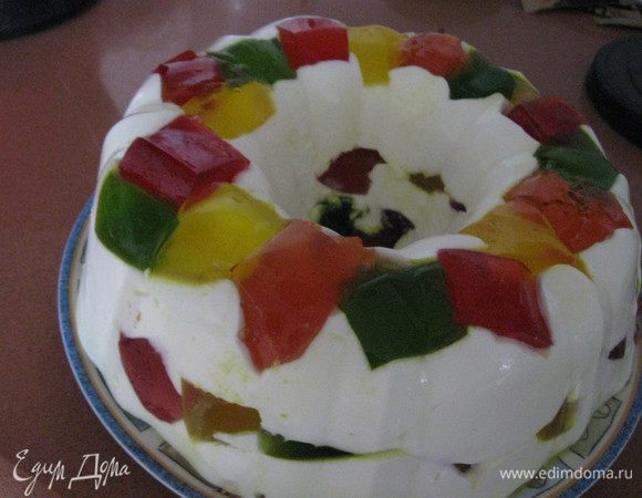 Ставим в холодильник на 3-4 часа, достаем из холодильника и выкладываем на блюдо.