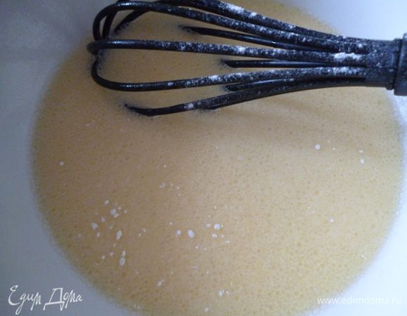 Муку просеять.В миску или кастрюльку разбить яйца,добавить соль,растительное масло,хорошо перемешать с помощью венчика,добавить стакан молока и опять перемешать венчиком.