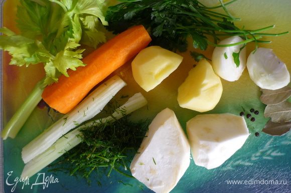 Сварите бульон из моркови, лука, сельдерея, картофеля, зелени. Добавьте лавровый лист, перец, соль.