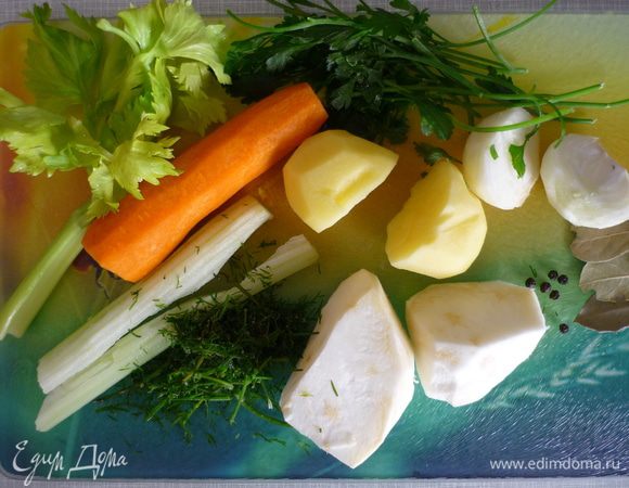 Сварите бульон из моркови, лука, сельдерея, картофеля, зелени. Добавьте лавровый лист, перец, соль.