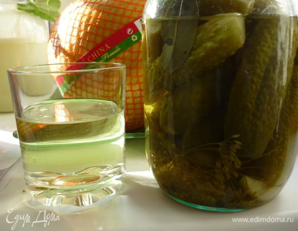 Добавьте в бульон прокипяченный огуречный рассол, он придаст рыбе плотность и белизну.