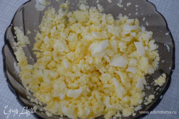Для "польского" соуса разомнём вилкой варёные яйца. Добавим растопленное сливочное масло и немного рыбного бульона и сока лимона.