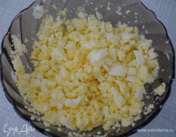 Для польского соуса разомните вилкой вареные яйца. Добавьте растопленное сливочное масло, немного рыбного бульона и сока лимона.