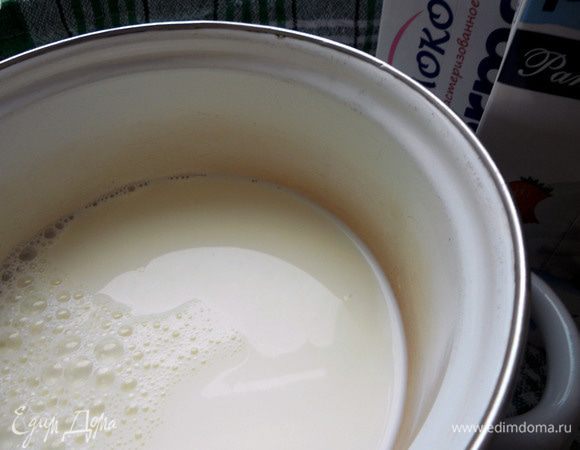 ***Gelato можно готовить из молока, либо из смеси молока и сливок. Да и процентное соотношение жирности, думаю, может варьироваться. В данном случае это достаточно жирный вариант мороженого, но поскольку готовил его впервые, решил не рисковать и взять жирные сливки***. Соединить молоко и сливки, добавить половину сахара. 