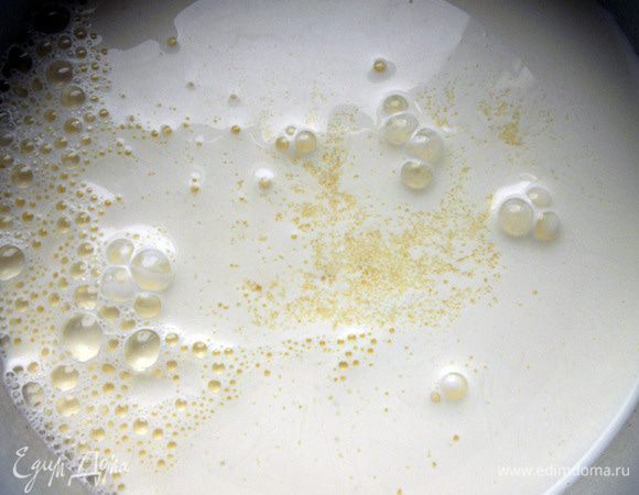 Поставить на огонь, довести практически до кипения (до появления пузырьков), но не дать закипеть. В процессе добавить ванильный экстракт (вполне можно заменить ванильным сахаром, уменьшив количество обычного). Снять с огня и остудить. 