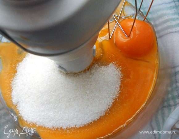 Желтки соединить со второй половиной сахара. 