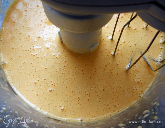 Взбить миксером, несколько минут (сахар должен раствориться). Присоединить молочно-сливочную смесь и еще раз хорошо взбить (после этого этапа появилась обильная молочная пена, не знаю, должно ли так быть, но в шаге №5 все пришло в норму):)