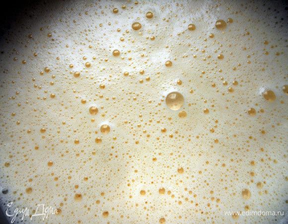 Перелить смесь в миску/кастрюлю и поставить на водяную баню. Готовить на медленном огне, постоянно помешивая/взбивая лопаткой/вилкой - масса должна немного загустеть, на что уйдет примерно 10-12 минут. Важно не допускать сильного нагрева и тем более закипания крема, если почувствуете что дело к этому идет - снимите миску с бани секунд на 30, а потом верните обратно. А еще - эту идею я нашел на одном из сайтов - можно добавить немного (ложку-полторы) холодного молока или сливок - действует, проверял на сливках! Когда смесь загустеет, поместить посуду в холодную воду и охладить содержание, помешивая, минуту-две.  