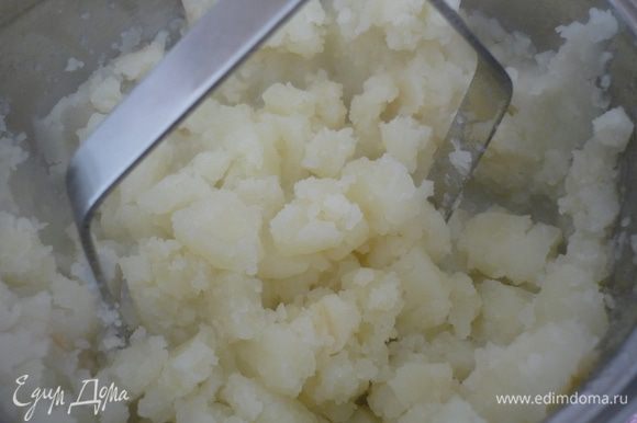 Приготовьте пюре из картофеля и корня сельдерея с молоком.