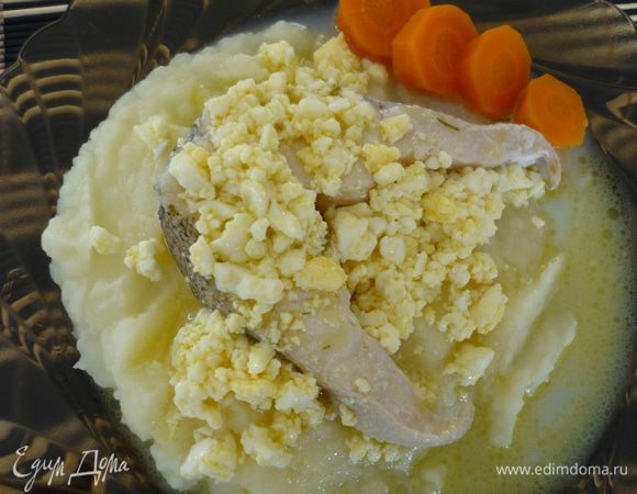 Выложите рыбу на пюре, сверху добавьте соус. И морковь из бульона.