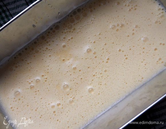 Переложить смесь в форму, пригодную для замораживания и отправить в холодильник на 4-6 часов. Первый час-полтора можно не трогать, затем нужно каждые 30-40 минут хорошо размешивать лопаткой/вилкой. Вариант - взбивать в миксере, будет совсем воздушно! 