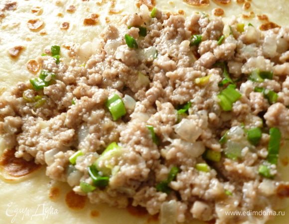 На половину блинчика выкладываем начинку.