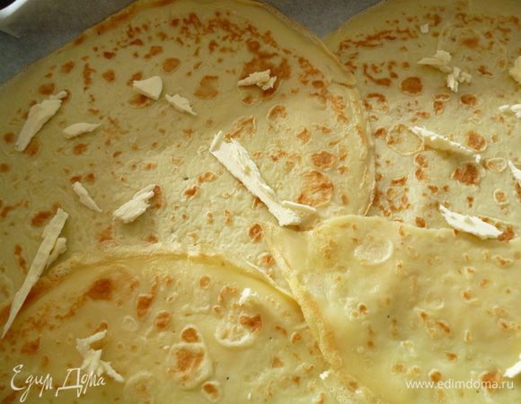 Берем форму для запекания.Выстилаем пергаментом,затем блинами(так блинчики не пригорают )и на блины нанесем немного сливочного масла.