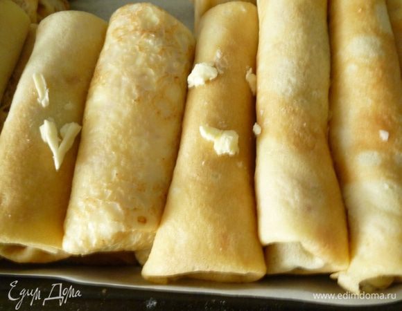 Затем выкладываем блинчики,сверху тоже немного сливочного масла(если хотите можно и больше),накрываем блины пергаментом и сверху хорошо закрываем фольгой.