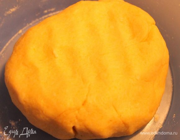 Вот такой желтый шарик. Присыпем немного мукой, закроем миску полотенцем и поставим в теплое место на один час. 