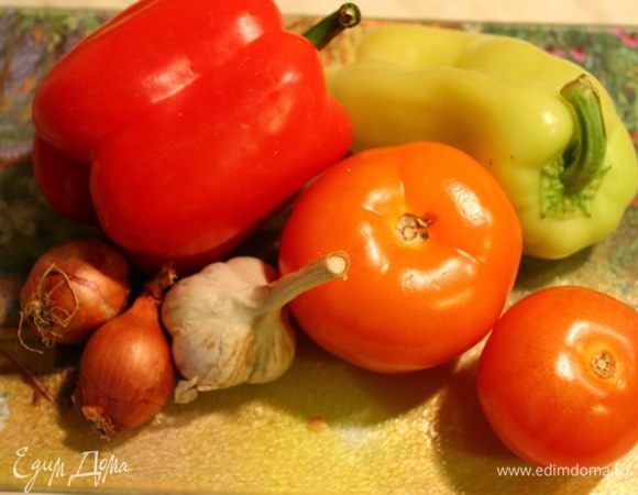 Тем временем приготовим начинку. Можно использовать любые овощи, у меня были тыква, перцы, помидор, лук-шалот, замороженная стручковая фасоль, чеснок, морковь. 