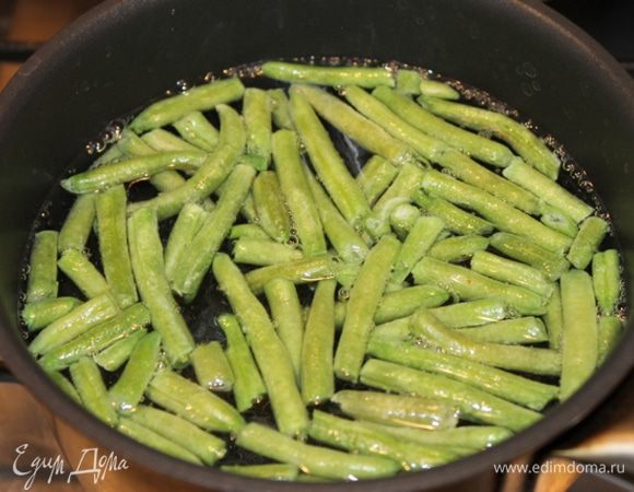 Фасоль отварить минут 7 в подсоленной воде. 