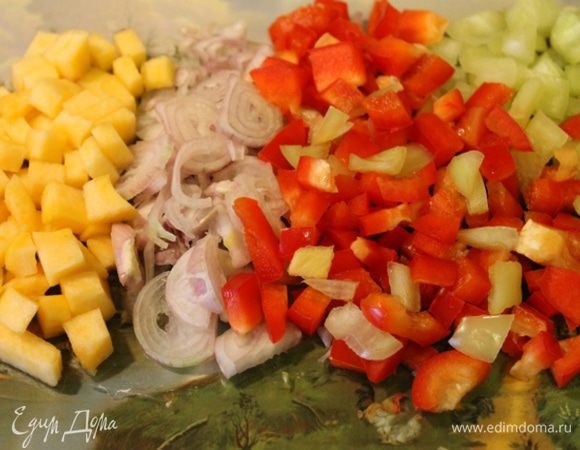Тыкву и перчики нарежем небольшими кубиками. Кстати, тыквы было у меня немного, а перцы использовала половину каждого цвета. Лук-шалот полукольцами. 