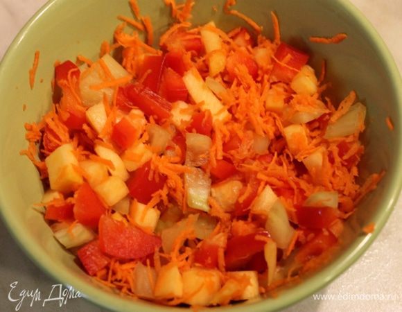 Смешаем в миске овощи, кроме лука. Добавим 1 дольку чеснока, раздавленную в чеснокодавилке(или как там она называется?). Я еще добавила морковь, натертую на мелкой терке. (половинку одной морковки). Посолим, поперчим, добавим немного оливкового масла.  