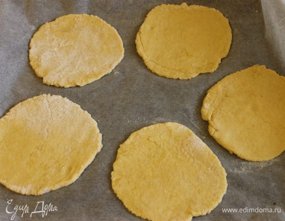 Как раз и тесто подошло. Раскатаем, как хотите - можно и одну большую сделать, можно несколько маленьких. 