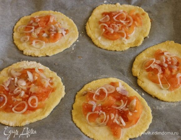 Выложила на тесто кольца помидора без кожицы, сверху лук. Немного посолила. Кукурузное тесто очень хорошо сочетается с помидорами. 
