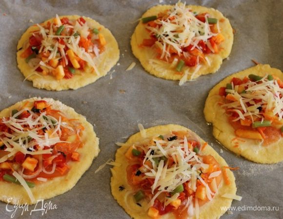 Сверху - сыр пармезан, или другой, но пармезан особенно хорош. И отправляем в разогретую духовку на 20 минут. Я выпекала при 230 градусах. Готовую пиццу еще раз присыпала пармезаном. 