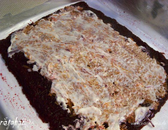 Нанести майонез по Вашему вкусу и размазать его по всей поверхности морковного слоя.