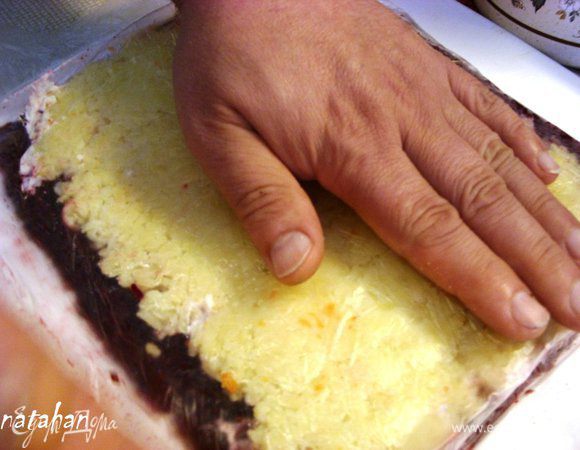 Протёртый картофель выложить на морковный слой также уменьшая высоту прямоугольника на 2.5-3 см сверху и снизу, а длину оставить прежней. Слой картофеля закрыть целлофаном и уплотнить.