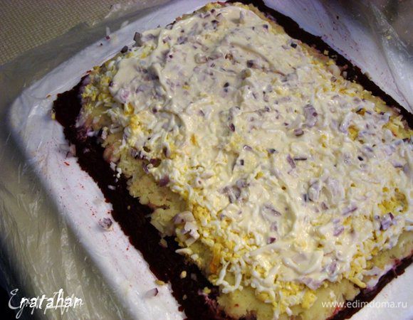 Нанести майонез по Вашему вкусу и размазать его по всей поверхности яичного слоя. Немного посолить.