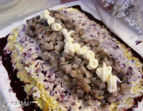 По середине селёдочного слоя нанести майонезную "дорожку".