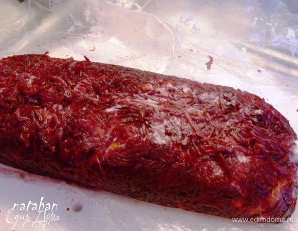 Аккуратно заделать все прорехи - вся поверхность рулета должна быть свекольной.