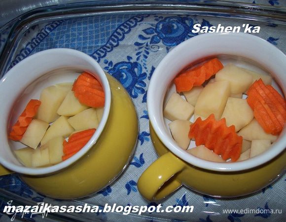 Картошку режем кубиками, морковь режем (или трем на крупной терка как Вы хотите)