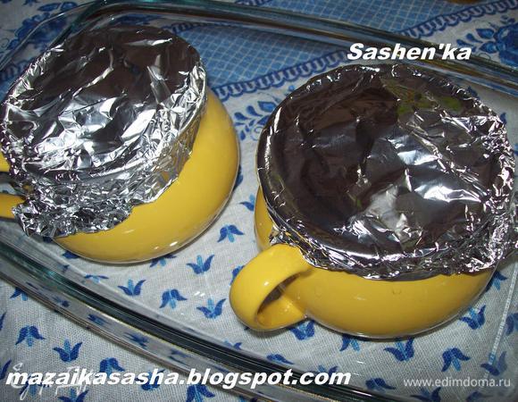 Добавляем цветную капусту и фасоль. Я не  размораживала. Наливаем не более 2\3 воды (учтите, что овощи тоже дадут сок и нам еще добавлять томатную пасту). Закрываем горшочек крышкой или фольгой и отправляем в духовку разогретую до 180 -190 гр. на 35 -40 мин.