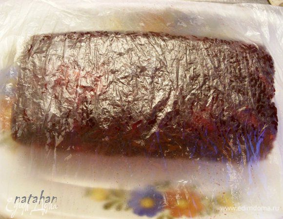 Приготовить блюдо под рулет. Рулет в целлофане утрамбовать с торцов и аккуратно его перенести на блюдо швом вниз. Поставить настояться на 1 час в холодильник. 