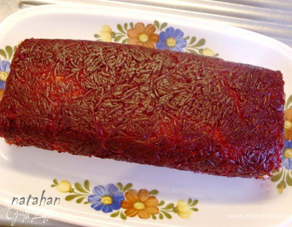 Достать блюдо из холодильника. Снять целлофан с рулета, аккуратно перекатывая его. 