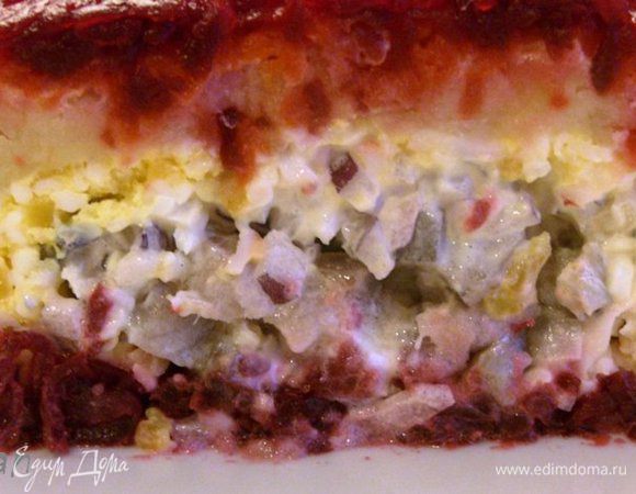 Обрезать торцы на 2-2.5 см, что бы были видны слои. Украсить цветочками из майонеза и листочками зелени, если рулет приготовлен на праздник. 