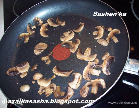 Тем временем чистим и обжариваем грибы. (Можно добавить лук)