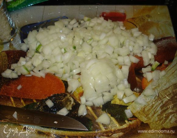 нарезаем кубиками лук