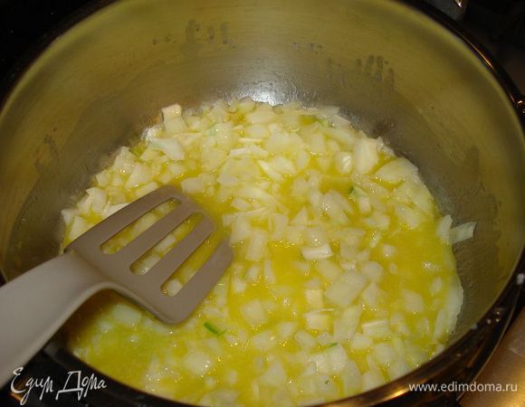 берем глубокую кастрюлю и растопим в нем слив масло и добавим оливковое,затем кладем лук и обжариваем до золотистого цвета