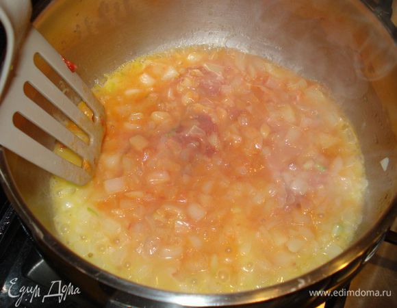 добавляем томатную пасту и обжариваем 5 мин