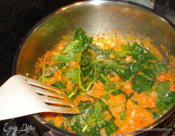 начинаем порционно добавлять шпинат и помешиваем все время