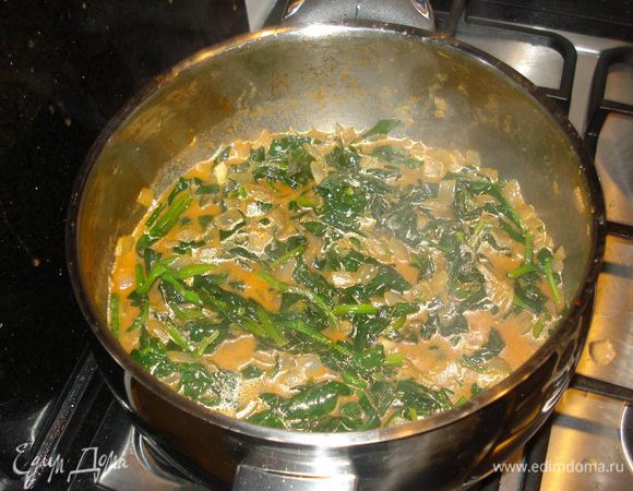 когда весь шпинат обжарен,добавляем воду,еле его покрывая,накрываем крышкой и тушим 15 мин на медл огне,пока цвет шпината не станет приглушенным
