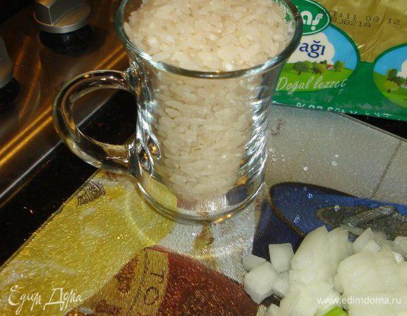 добавляем рис,если вода испарилась,добавим еще и тушим 15 мин