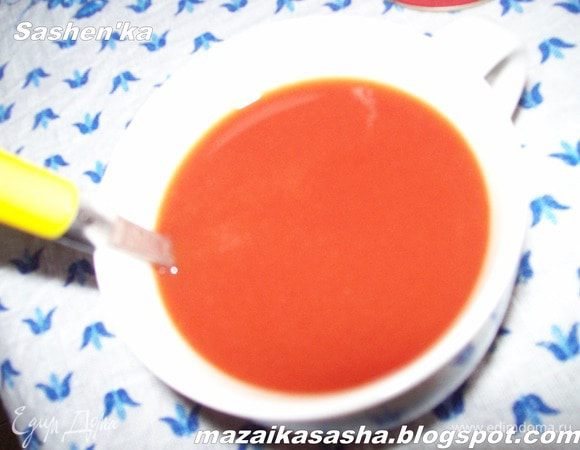 Смешиваем томатную пасту с 150-200 мл. воды. Добавляем соль, перец, можно добавить чеснок или что велит Вам ваша фантазия 