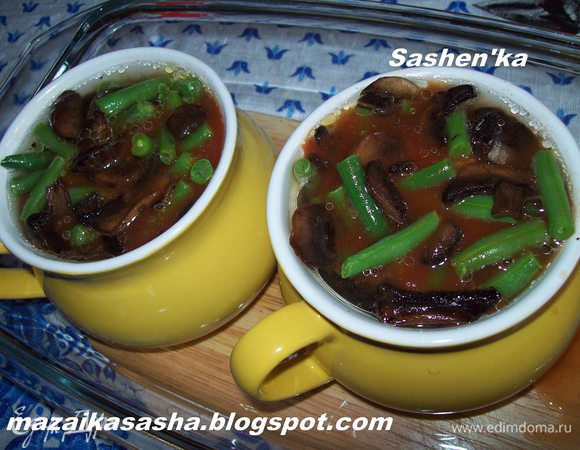 По истичении 35-40 минут достаем горшочки из духовки, снимаем крышку или фольгу (она нам больше не понадобится). Добавляем грибы и и заливаем томатным соусом. Отправляем обратно в духовку на 35-40 минут. 