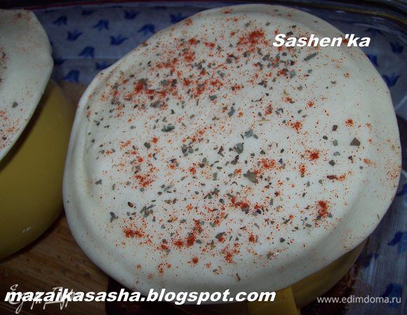 По истечении 35-40 минут достать горшочки. Если надо долить воды.  Вырезать круги из теста и накрыть ими горшки как крышками. Посыпать Вашими любимыми травами ( я посыпала базиликом и тимьяном)Примыпать красной сладкой паприкой и отправить в духовку на 10-15 минут при 200 градусах.