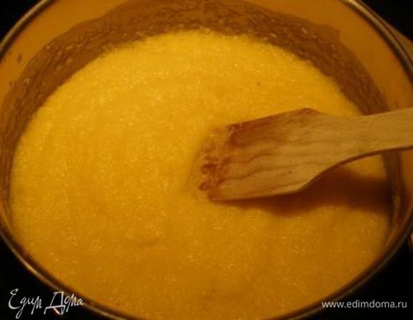 Вскипятить воду и понемногу добавить в нее поленту. Помешивать постоянно деревянной лопаточкой (ложкой) в течение всего времени приготовления - пока полента не загустеет. Это может занять до 30 мин, но все зависит от самой крупы - конкретно эта, у меня сварилась достаточно быстро.