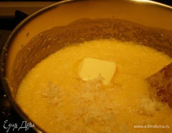 Снять поленту с огня, добавить соль, перец и тертый пармезан. Я добавила еще ложку сливочного масла, хотя в оригинальном рецепте это не предусмотрено - подумала, что кашу маслом не испортишь (и это правда). Все хорошо перемешать.